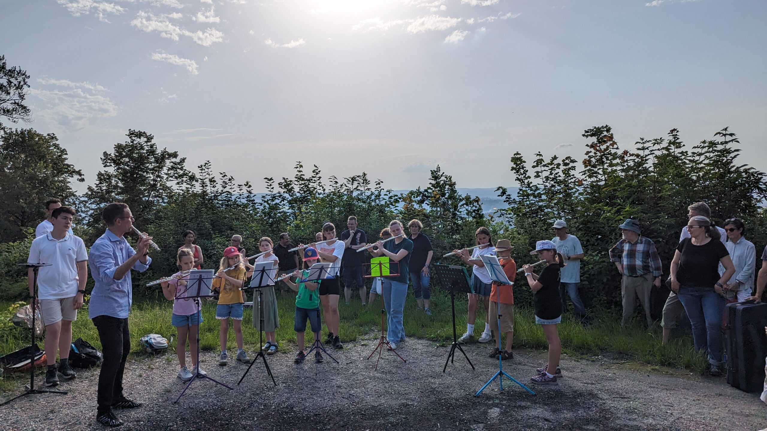 Querflöten-Gruppe der Musikschule Muttenz beim Musizieren im Freien